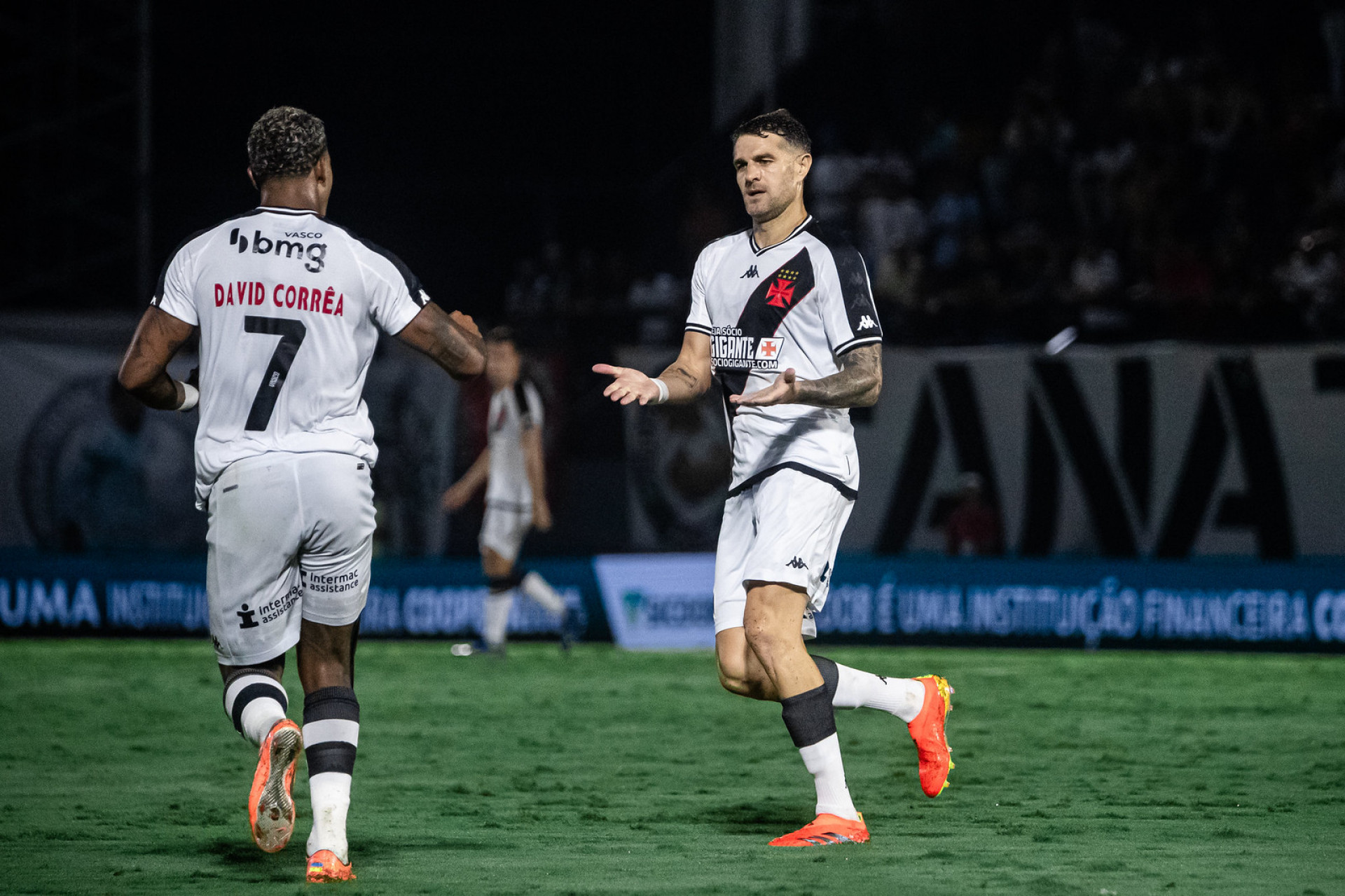 Vegetti e David comemoram gol do Vasco contra o Red Bull Bragantino - Leandro Amorim/Vasco