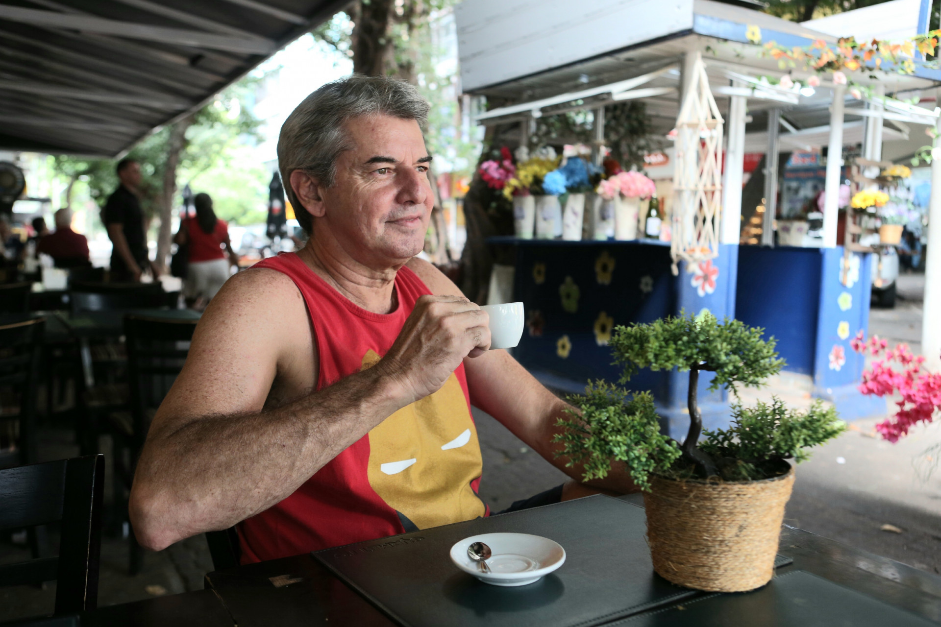 Tijucano Maurício Levi toma café todos os dias em um restaurante no bairro - Cléber Mendes/Agência O Dia