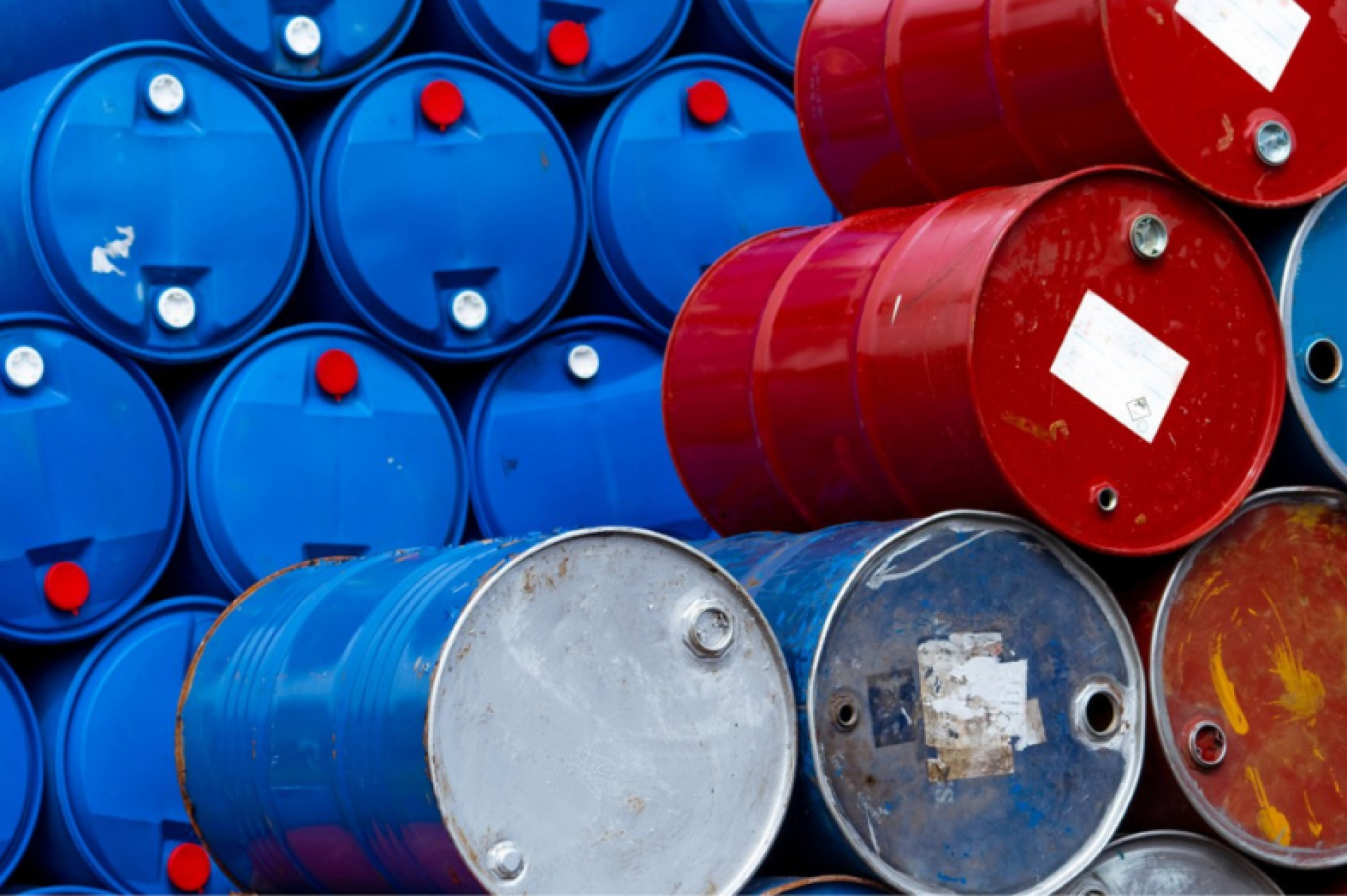 Petróleo fecha em queda com manutenção de cessar-fogo entre Irã e EUA, apesar de ataques