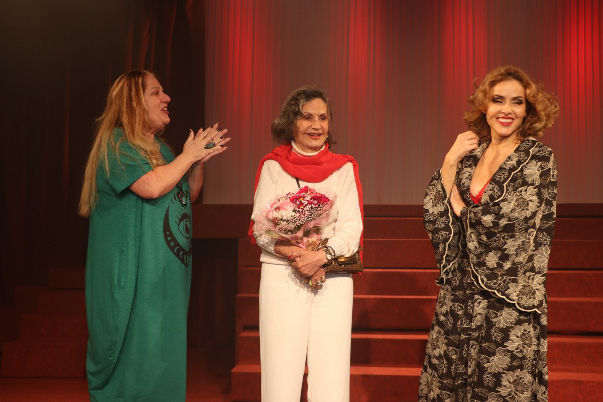 Rosamaria Murtinho ganha flores durante peça - Rogério Fidalgo/ AgNews