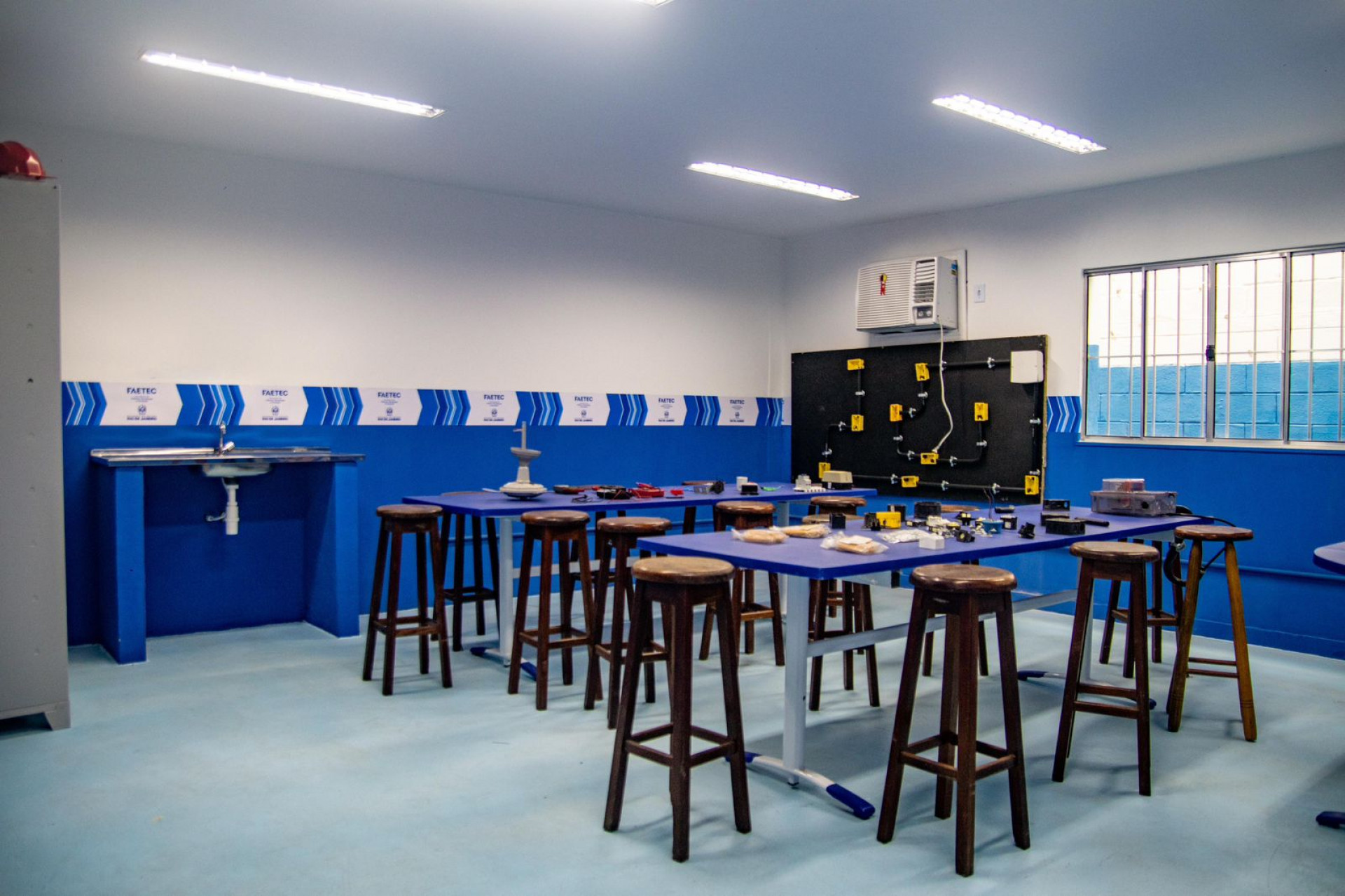 As obras de infraestrutura e moderniza&ccedil;&atilde;o do polo de ensino resultaram em cinco laborat&oacute;rios: de el&eacute;trica, maquiagem/design de sobrancelhas, barbeiro e dois de Inform&aacute;tica - Giulia Nascimento / PMN