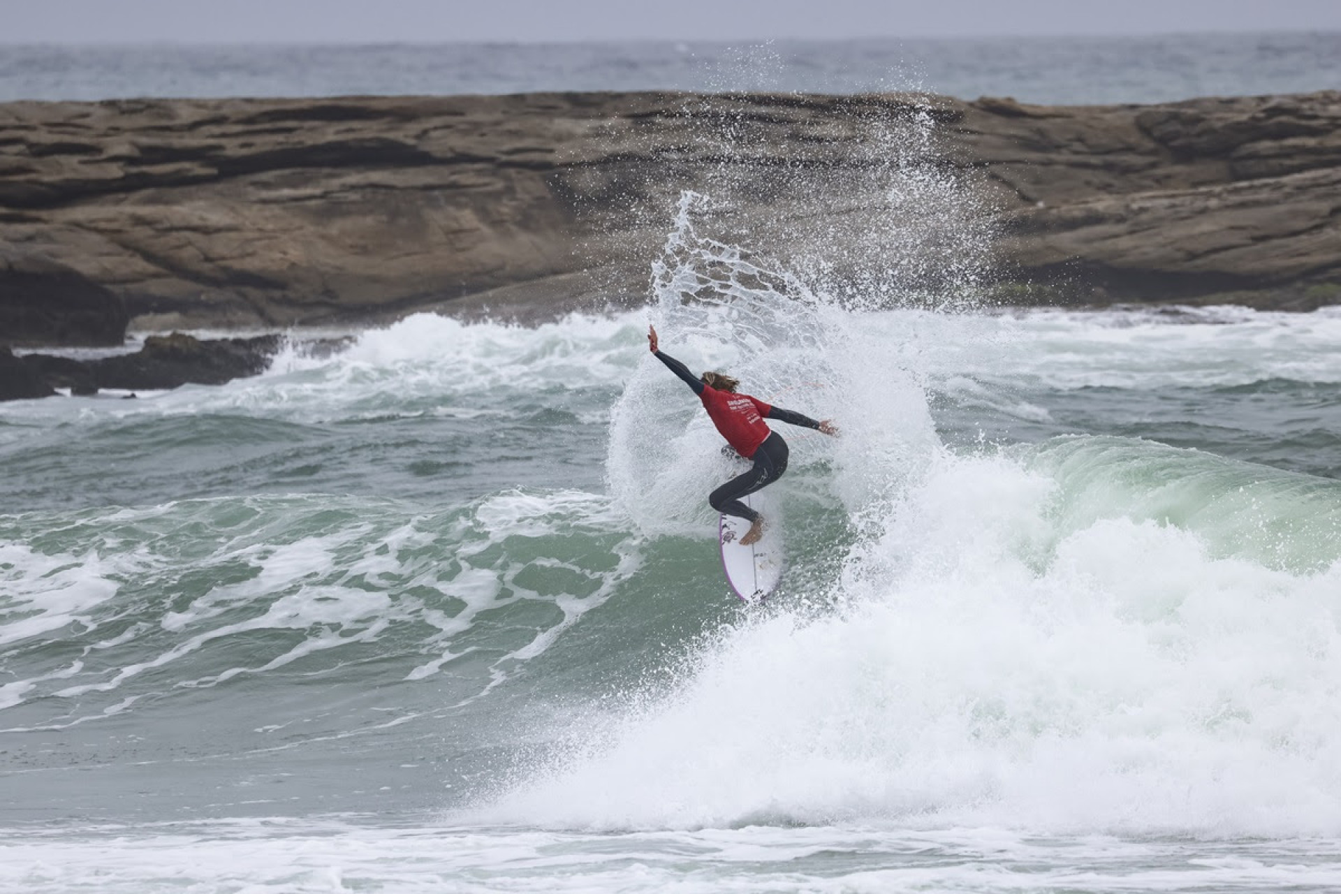 Ryan Kainalo também brilhou nas ondas da Praia de Itaúna na quinta-feira  - Daniel Smorigo / 213 Sports