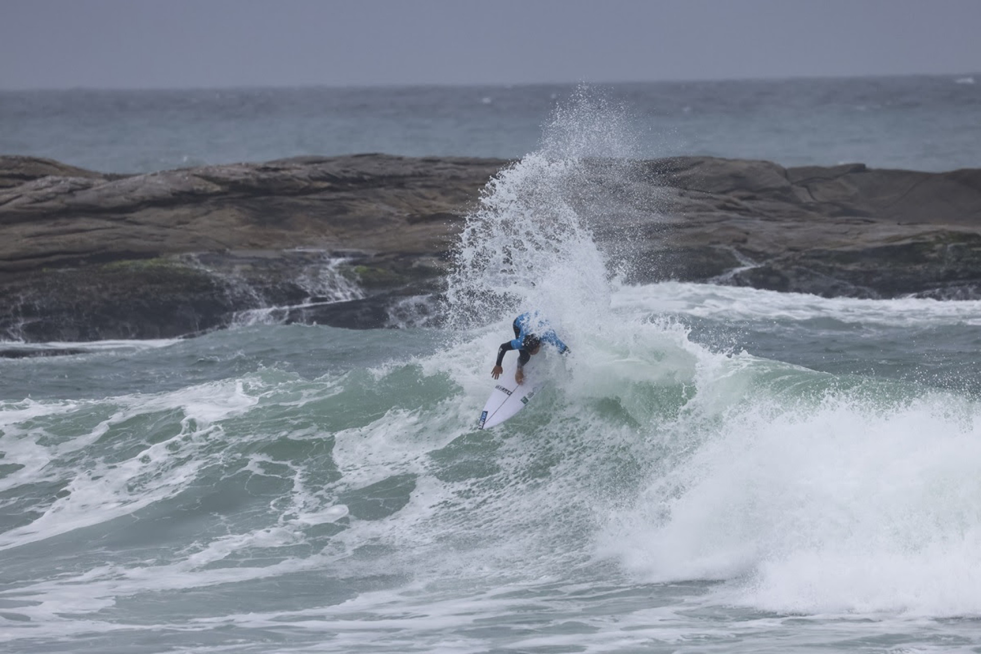 Rickson Falcão competindo em casa na Praia de Itaúna - Daniel Smorigo / 213 Sports