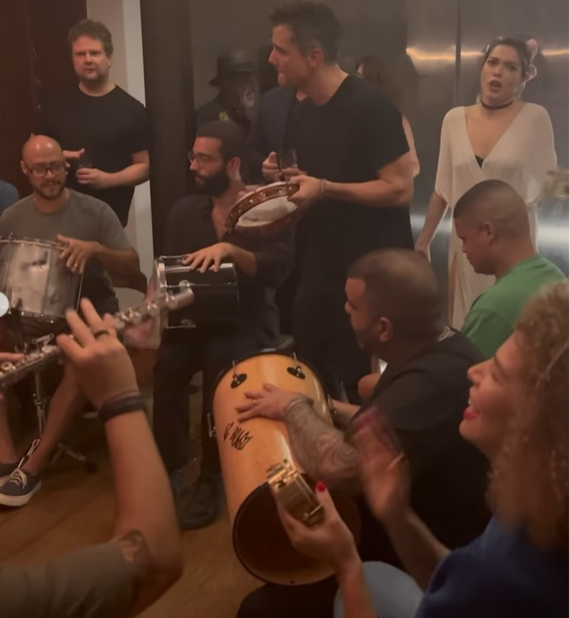 Wagner Moura se diverte em samba ao lado dos amigos famosos - Reprodução de vídeo