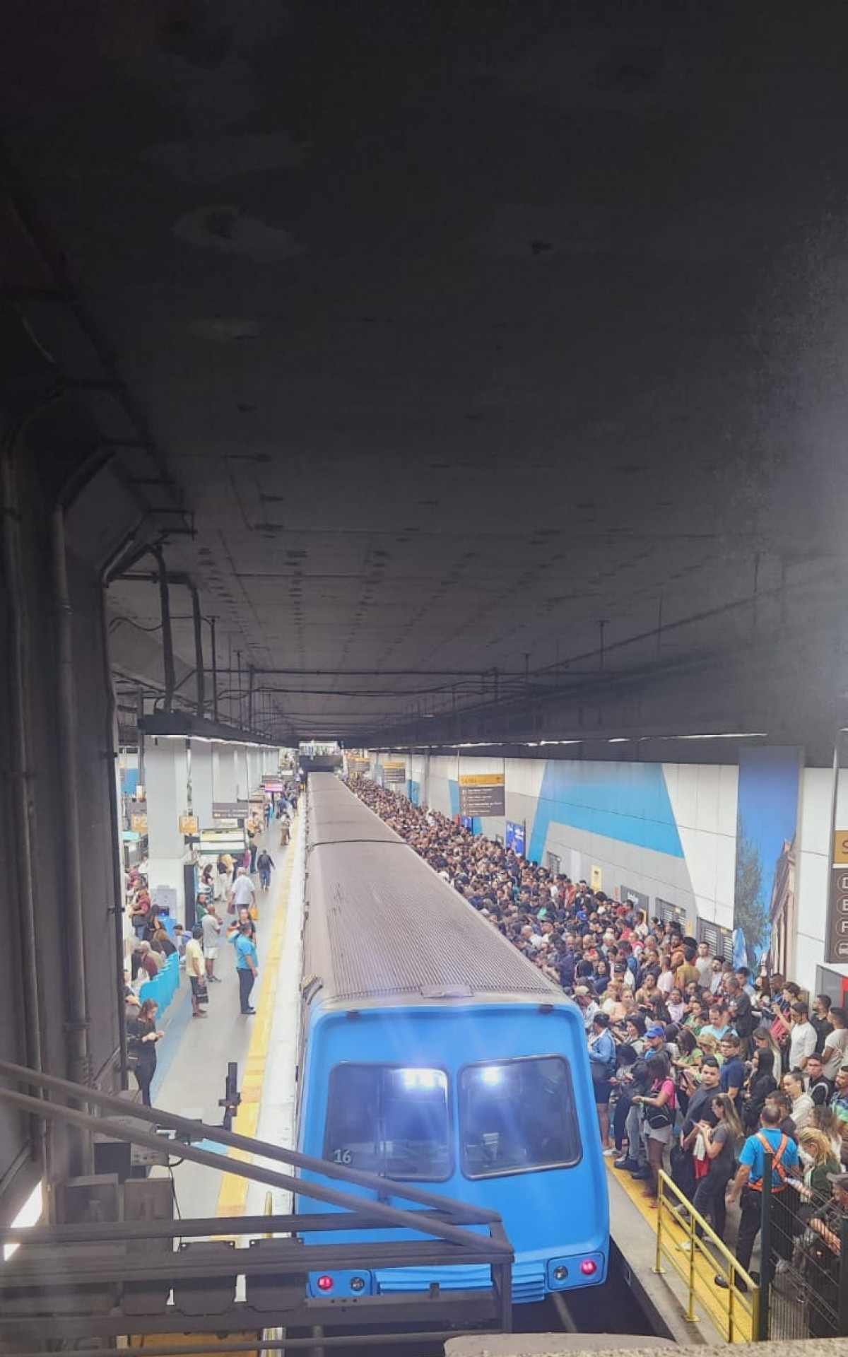 A estação ficou lotada após um trem do MetrôRio apresentar problemas técnicos