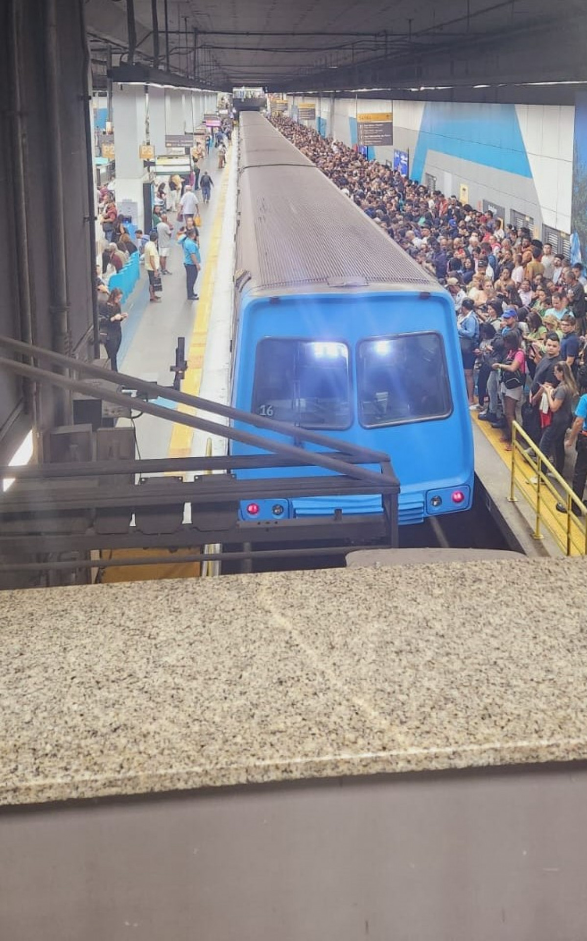 A esta&ccedil;&atilde;o ficou lotada ap&oacute;s um trem do Metr&ocirc;Rio apresentar problemas t&eacute;cnicos - Rede Social