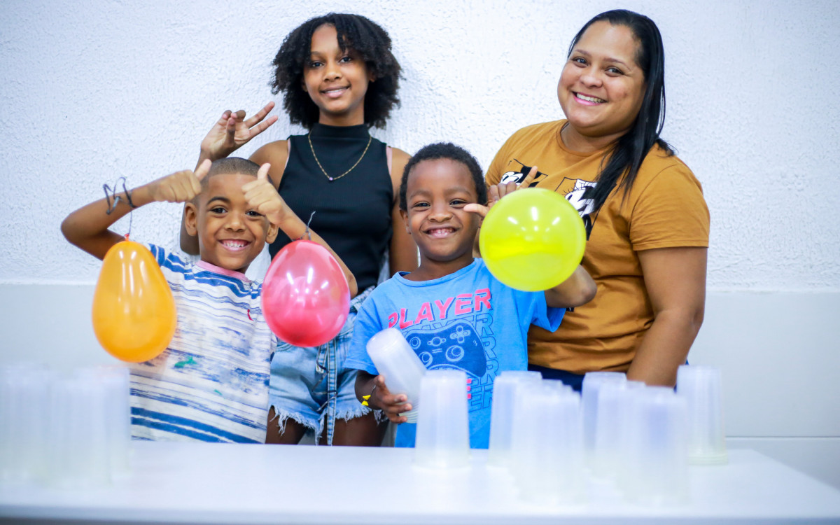 Orientadora educacional do CRAS Babi, Cíntia Vidal, participa das brincadeiras com as crianças