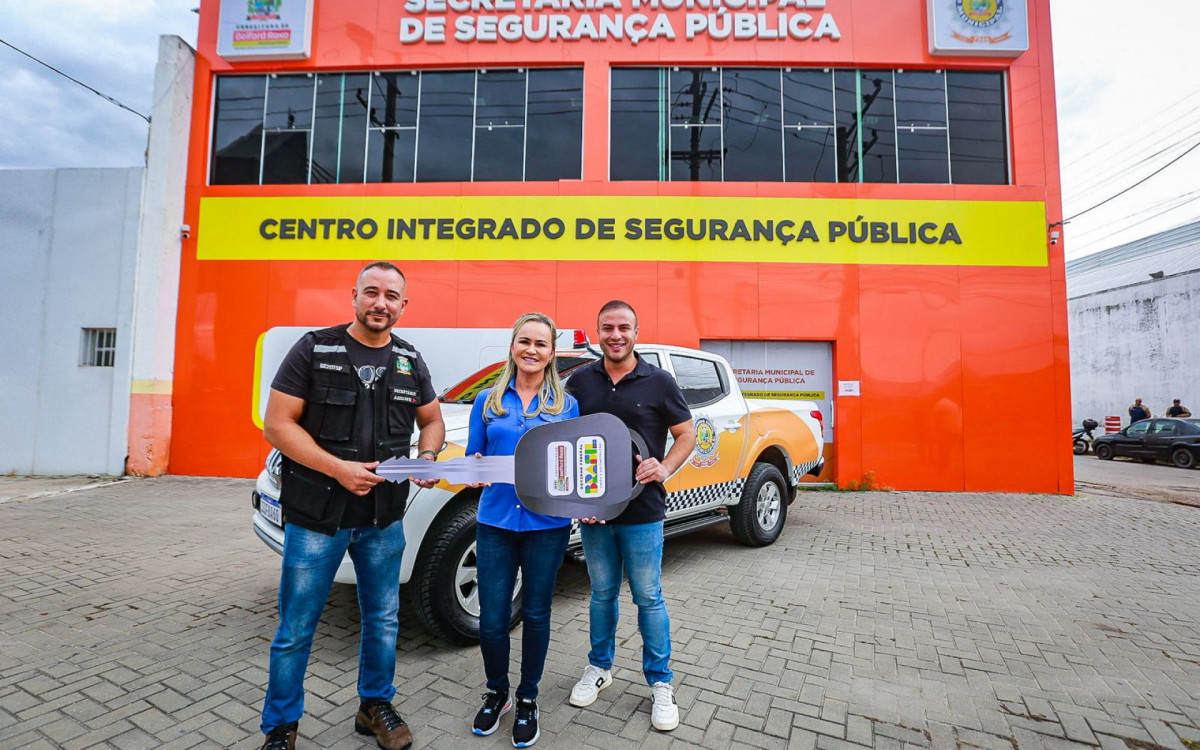 A deputada federal Daniela do Waguinho, ao lado do secretário Matheus Carneiro (D), entregou simbolicamente a chave da nova viatura ao secretário municipal de segurança, Luciano Arigone