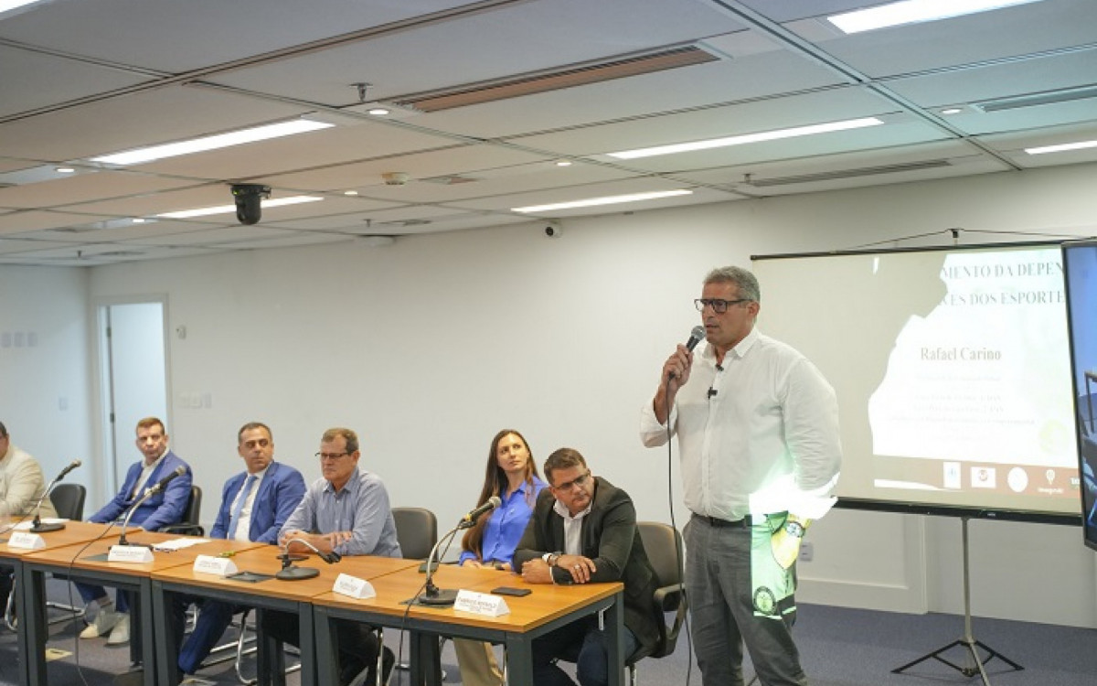 Rafael junto aos outros presentes no debate

