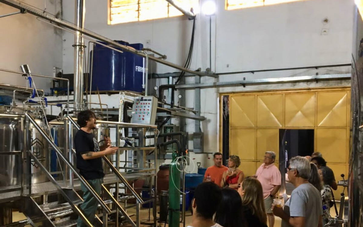 O sommelier de cervejas Bruno Mesquita guiando visita em uma fábrica - Acervo pessoal
