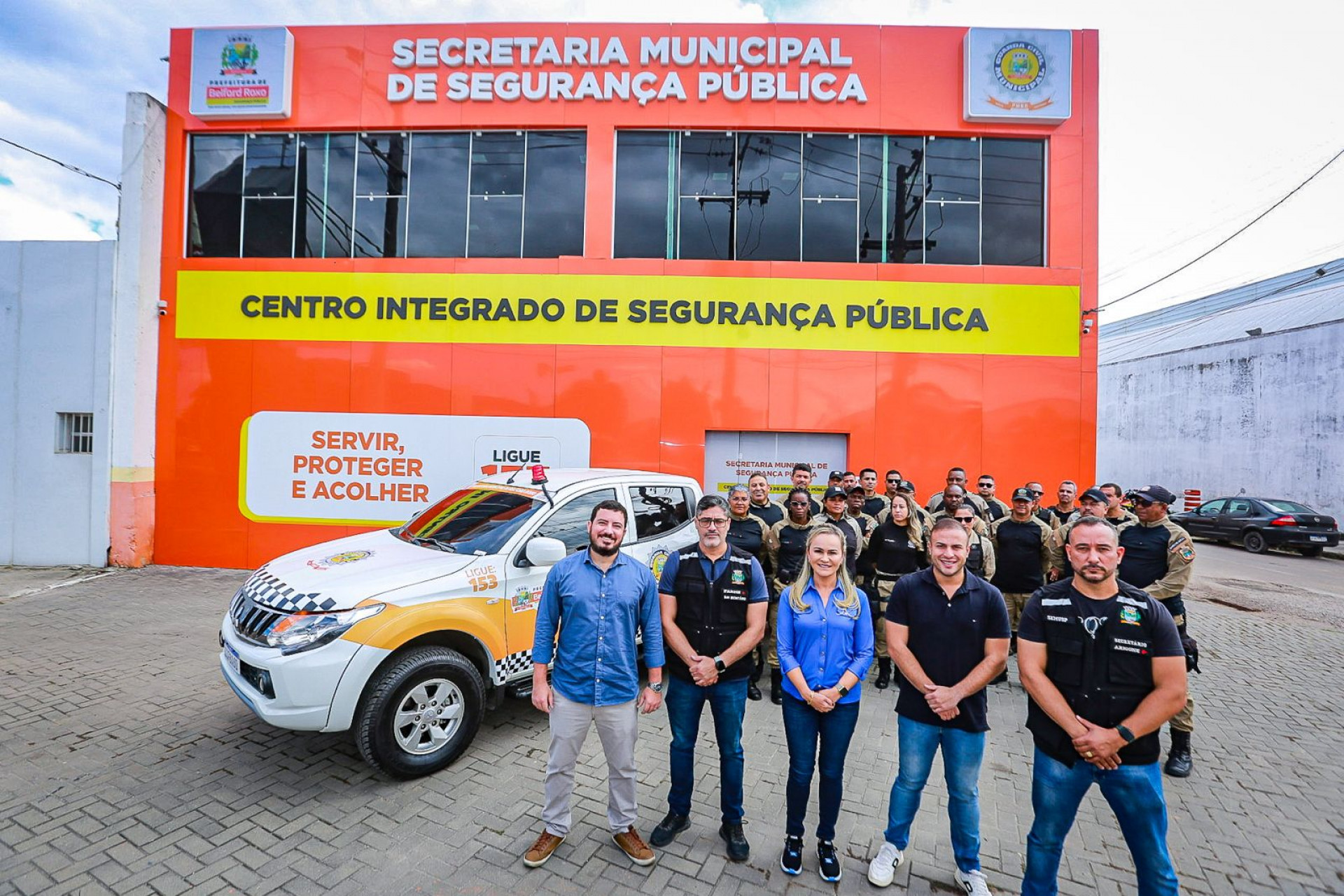 A deputada federal Daniela do Waguinho com integrantes da Secretaria Municipal de Seguran&ccedil;a e dos secret&aacute;rios Matheus Carneiro e Luciano Arigone (ambos &agrave; direita) - Rafael Barreto / PMBR