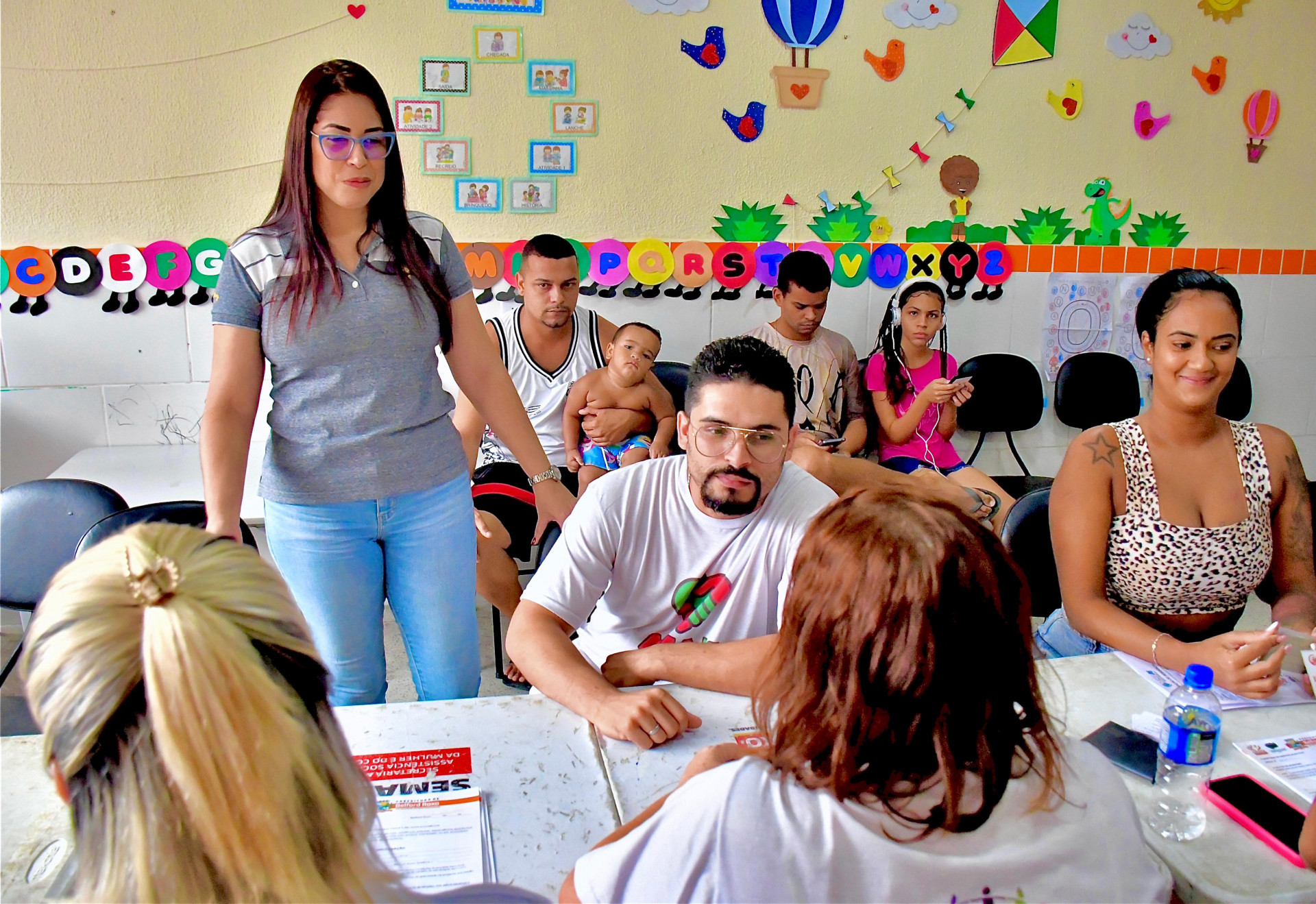 A secret&aacute;ria Clarice Santos verificou de perto como o atendimento estava sendo realizado - Jeovani Campos / PMBR