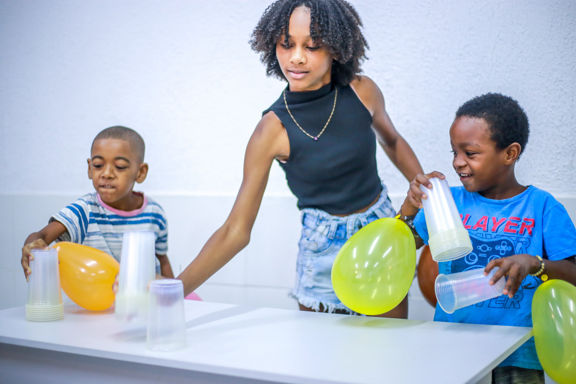 Jo&atilde;o Pedro de Oliveira, Riquelly Alves e Richard de Oliveira adoram as brincadeiras do CRAS - Rafael Barreto / PMBR