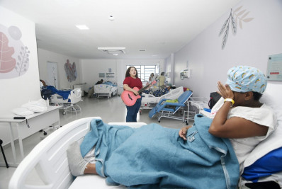 Musicoterapia anima os pacientes do Hospital Iguassú Maternidade Mariana Bulhões