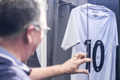 Vídeo: presidente do Santos deixa camisa 10 guardada até retorno à Série A