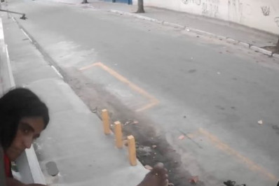 Mulher invade e furta estabelecimento em Cabo Frio