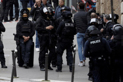 Polícia prende homem após alerta de bomba no consulado iraniano em Paris