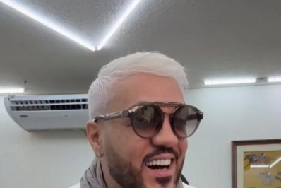 Após separação com Gracyanne, Belo muda visual e canta hit: 'Nunca mais vou errar'