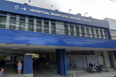 Parapente com duas pessoas cai na Pedra Bonita, em São Conrado