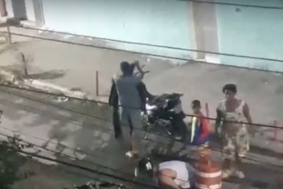Vídeo: moto é 'engolida' por buraco em rua de Duque de Caxias