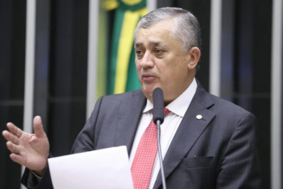 Líder do governo Lula na Câmara quer derrubar 'bônus' salarial de juízes e procuradores