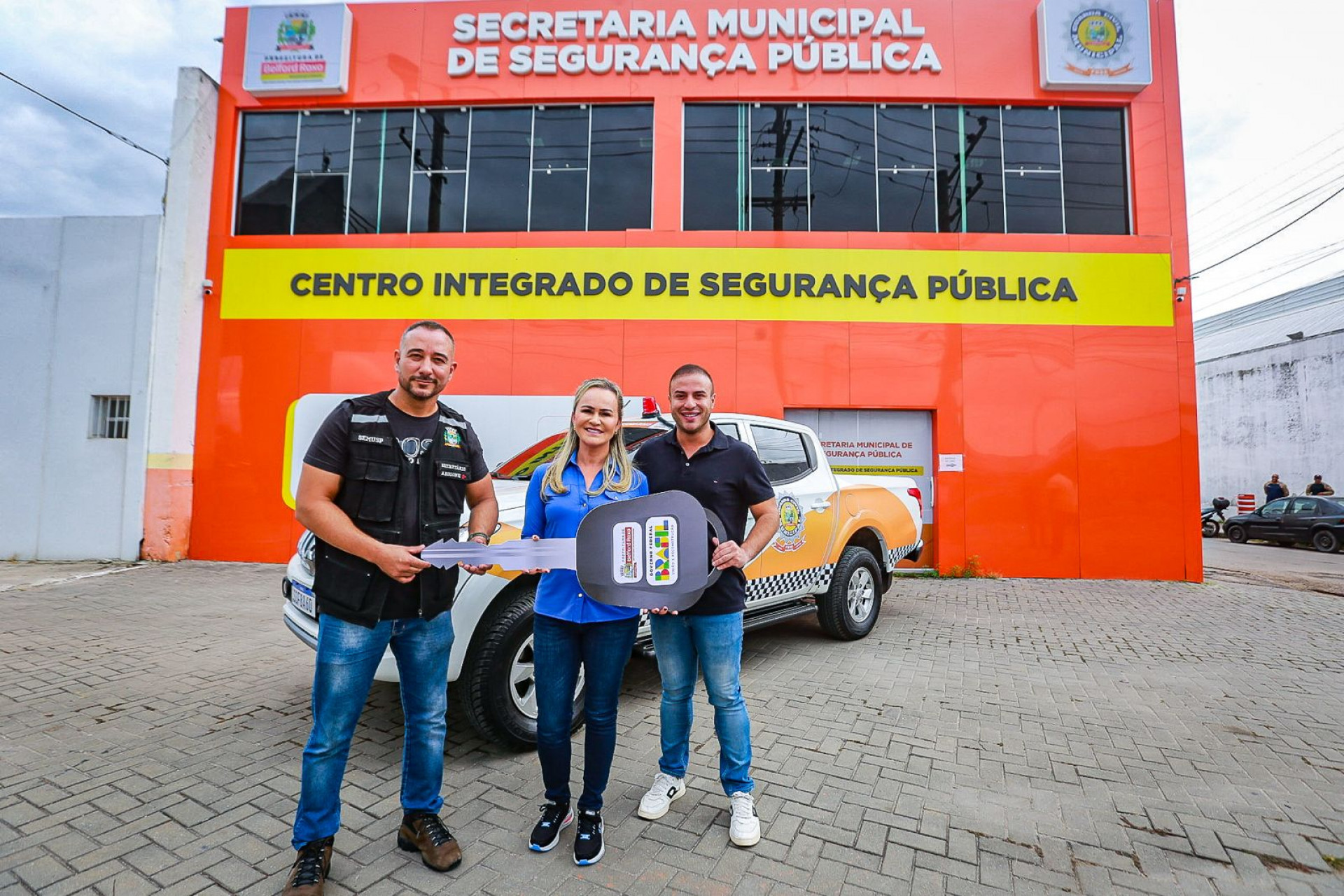 A deputada federal Daniela do Waguinho, ao lado do secret&aacute;rio Matheus Carneiro (D), entregou simbolicamente a chave da nova viatura ao secret&aacute;rio municipal de seguran&ccedil;a, Luciano Arigone - Rafael Barreto / PMBR