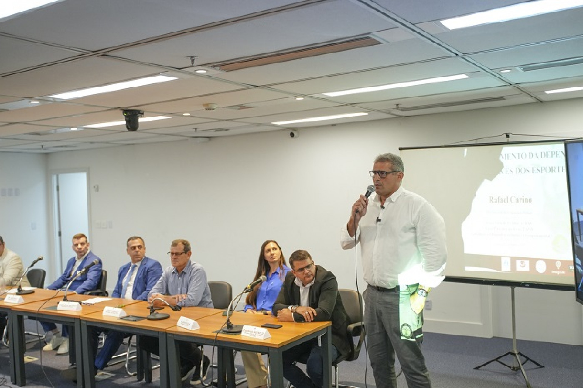 Rafael junto aos outros presentes no debate   -  (Foto: 2T Conteudo / Betamax)