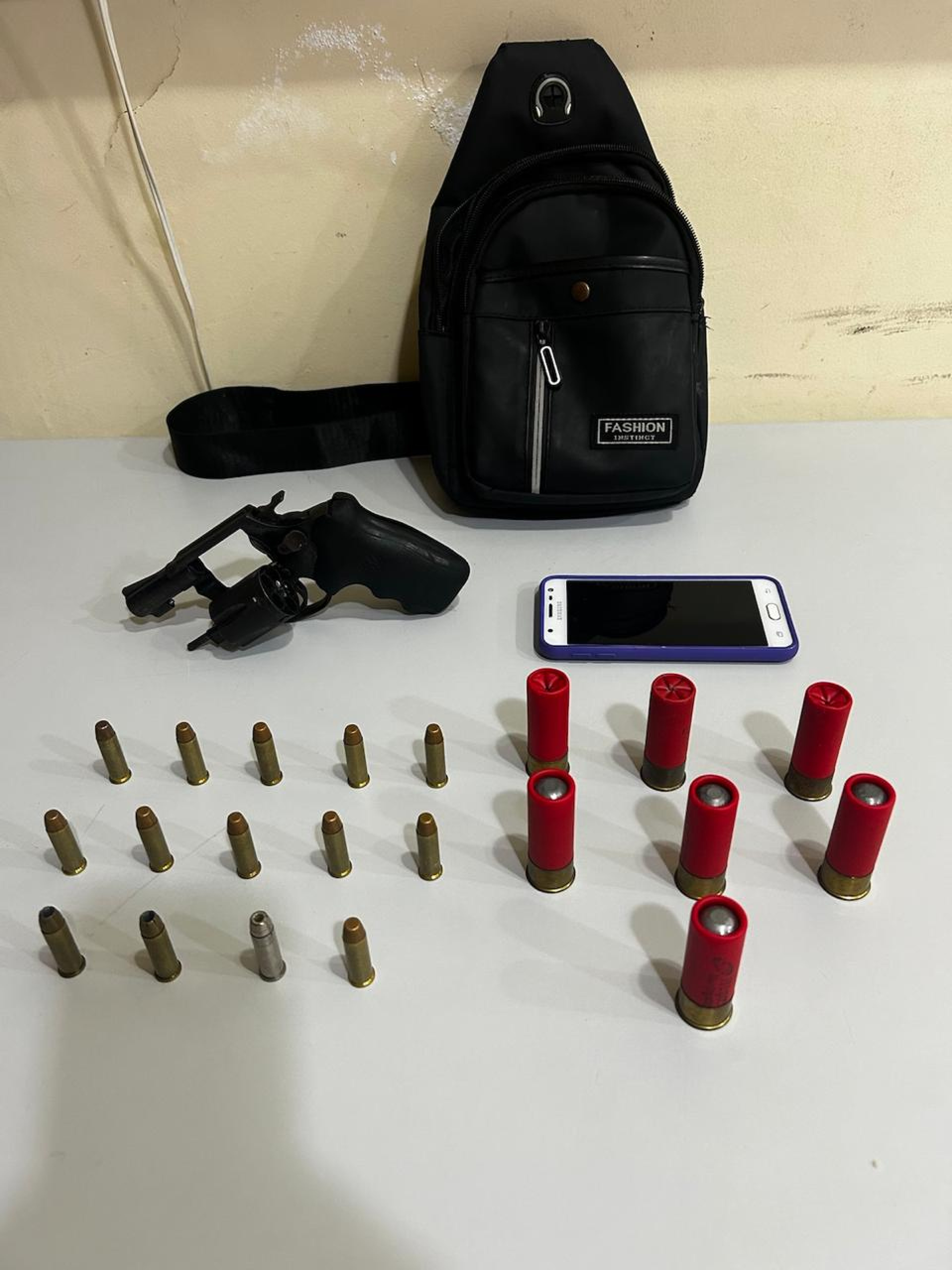 Com ele foi apreendido um revólver, um celular e munição calibre 12
