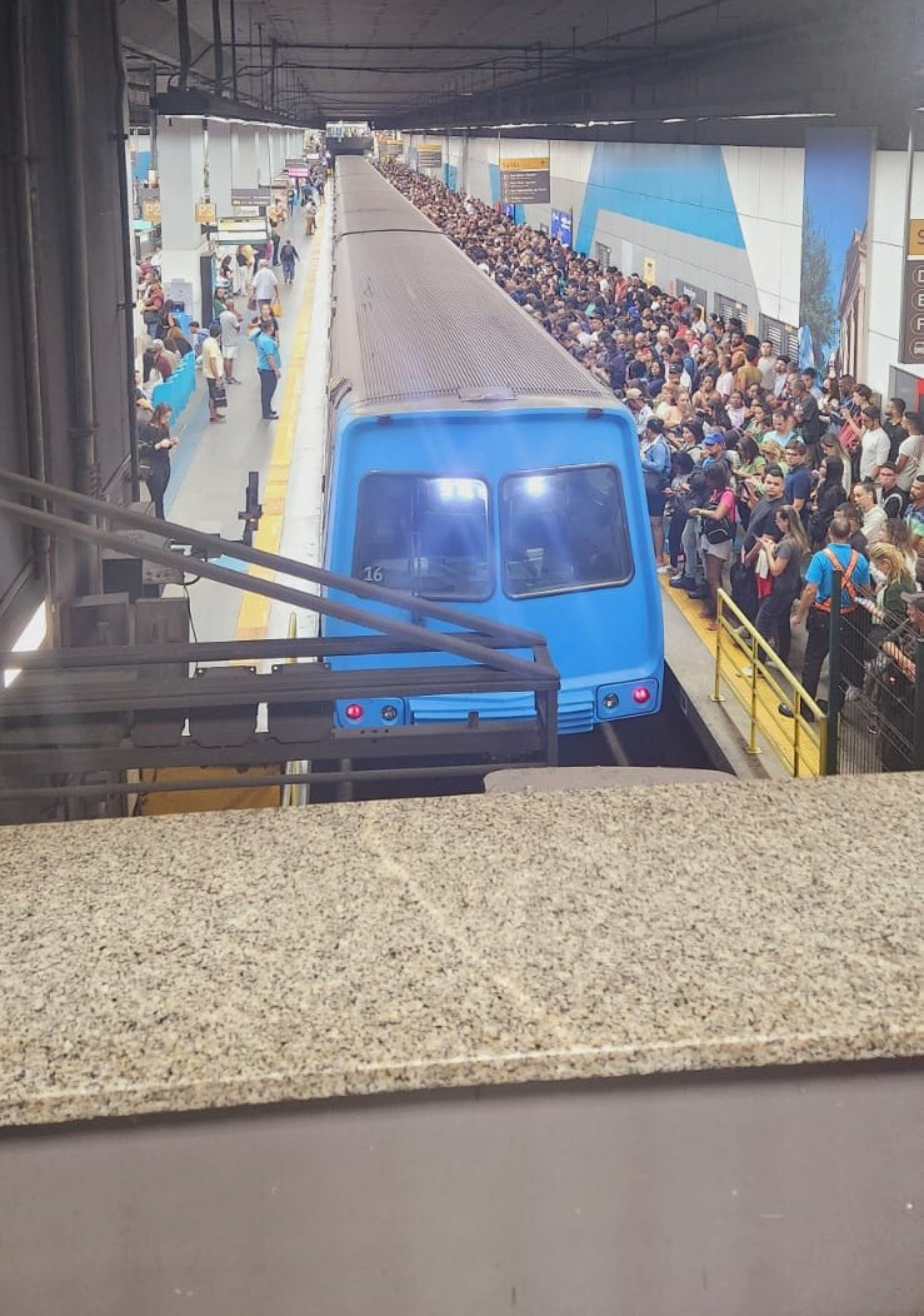 A estação ficou lotada após um trem do MetrôRio apresentar problemas técnicos