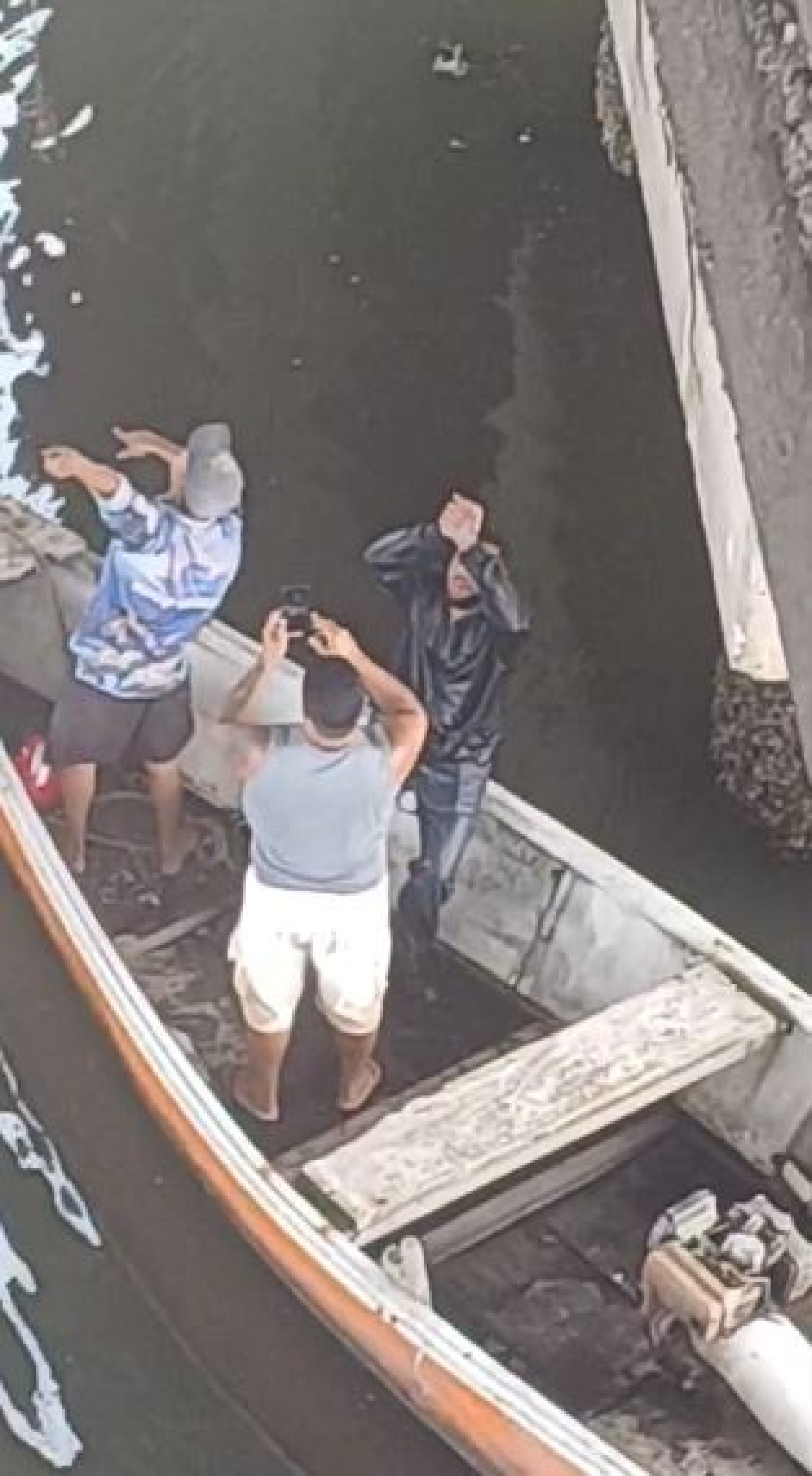 O motociclista agradeceu após o resgate