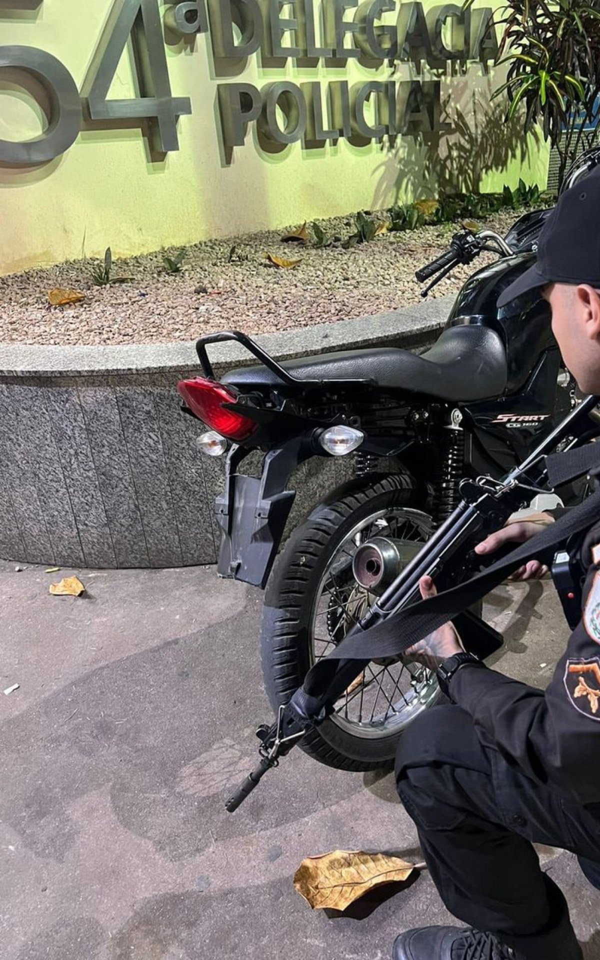 A ocorrência policial com a motocicleta recuperada foi registrada na 54ª DP  - Divulgação / 39º BPM
