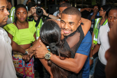Davi é recepcionado por fãs ao desembarcar em Salvador