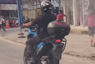 Policial é flagrado andando em moto da PM sem placa