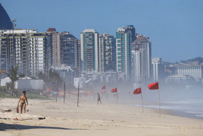 Bombeiros buscam desaparecido no mar após acidente com jet ski na praia da Barra 