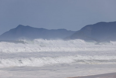 Corpo de Bombeiros entra no terceiro dia de buscas por homem desparecido na praia da Barra