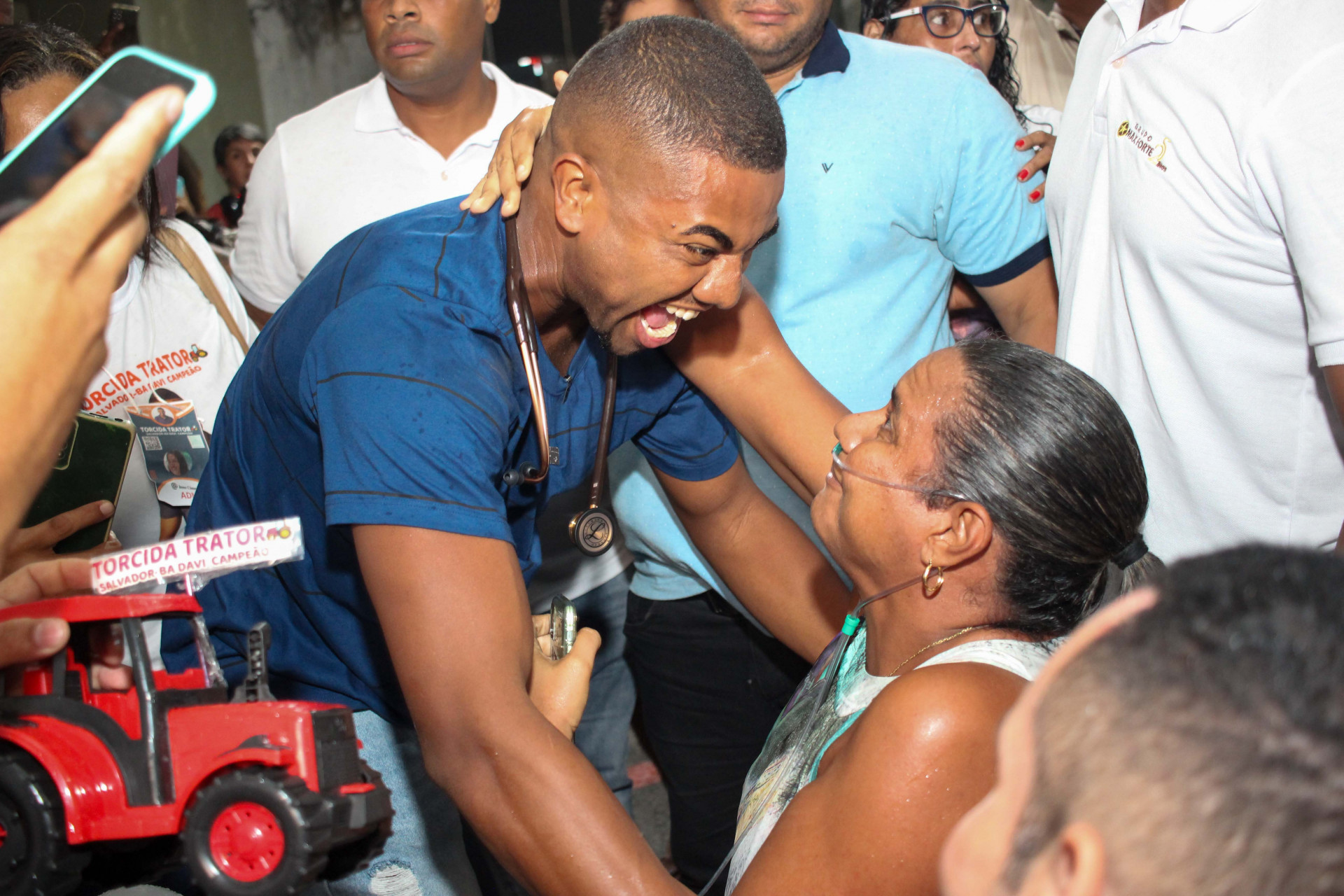 Davi Brito desembarca no aeroporto de Salvador e fala com os fãs - Vitor Santos / Agnews