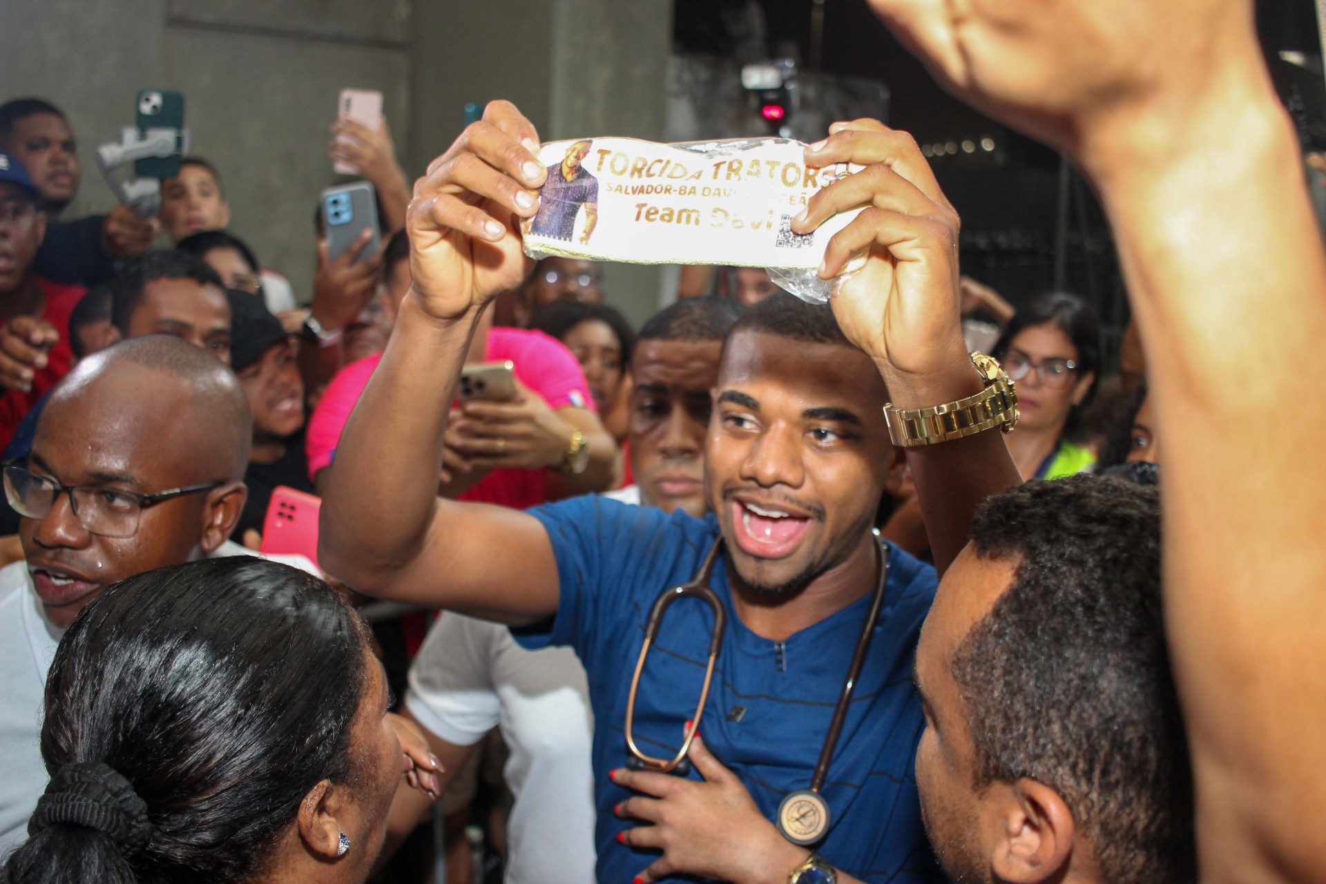 Davi Brito desembarca no aeroporto de Salvador e fala com os fãs - Vitor Santos / Agnews