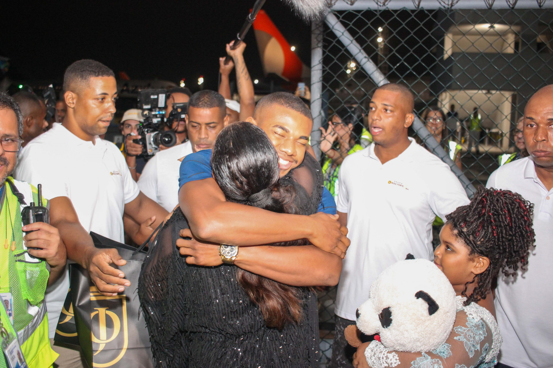 Davi Brito desembarca no aeroporto de Salvador e fala com os fãs - Vitor Santos / Agnews