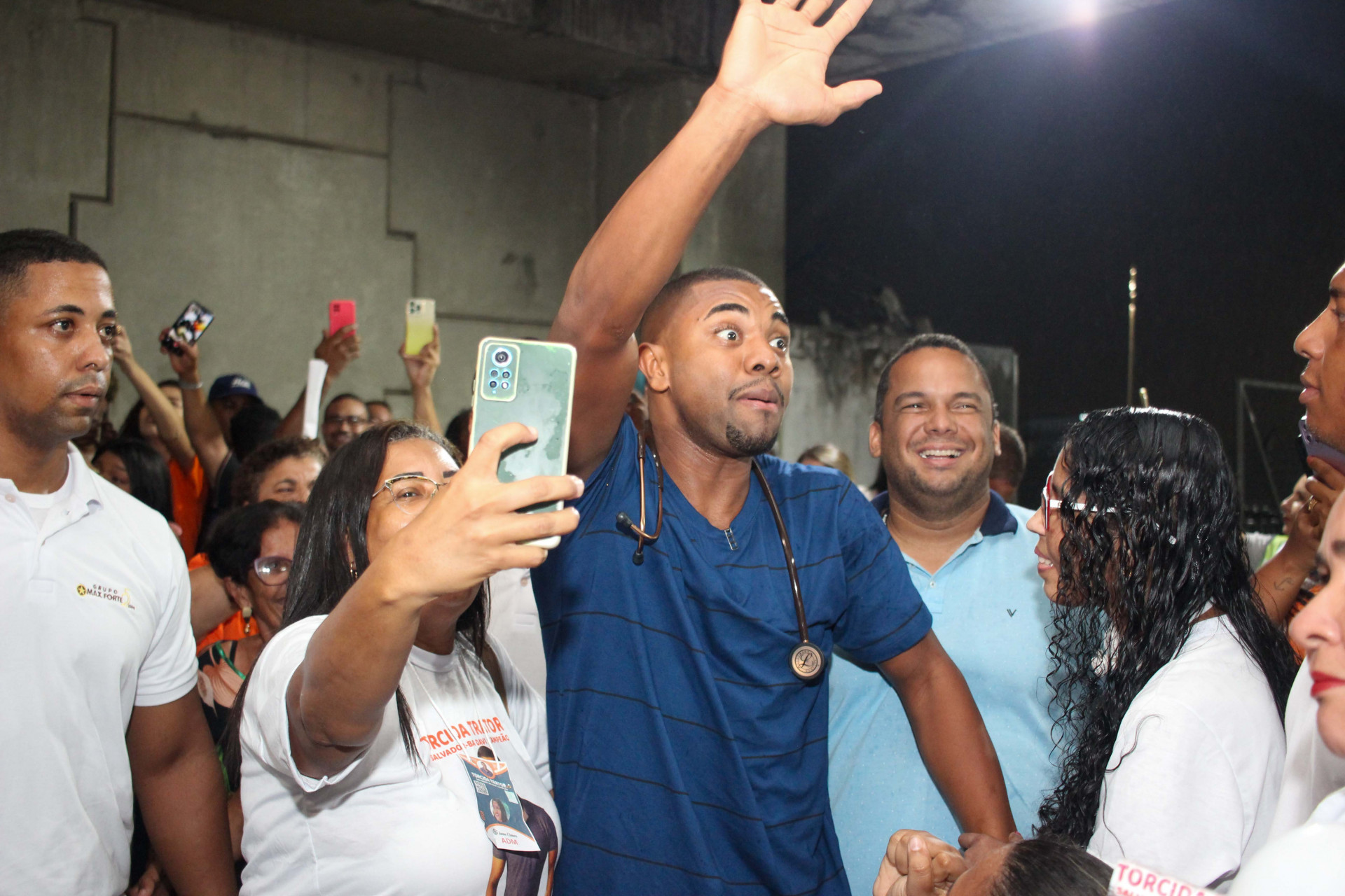 Davi Brito desembarca no aeroporto de Salvador e fala com os fãs - Vitor Santos / Agnews