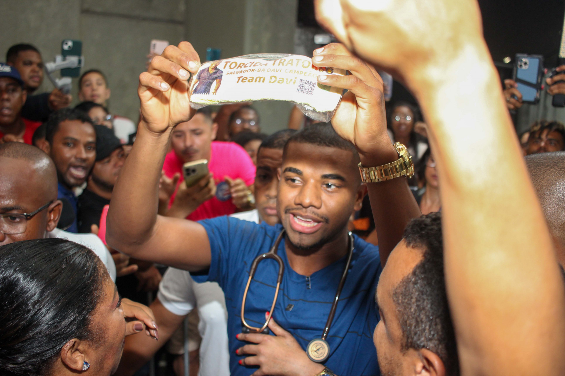 Davi Brito desembarca no aeroporto de Salvador e fala com os fãs - Vitor Santos / Agnews