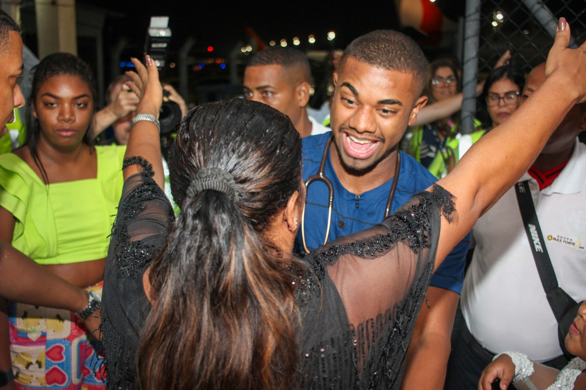 Davi Brito desembarca no aeroporto de Salvador e fala com os fãs - Vitor Santos / Agnews