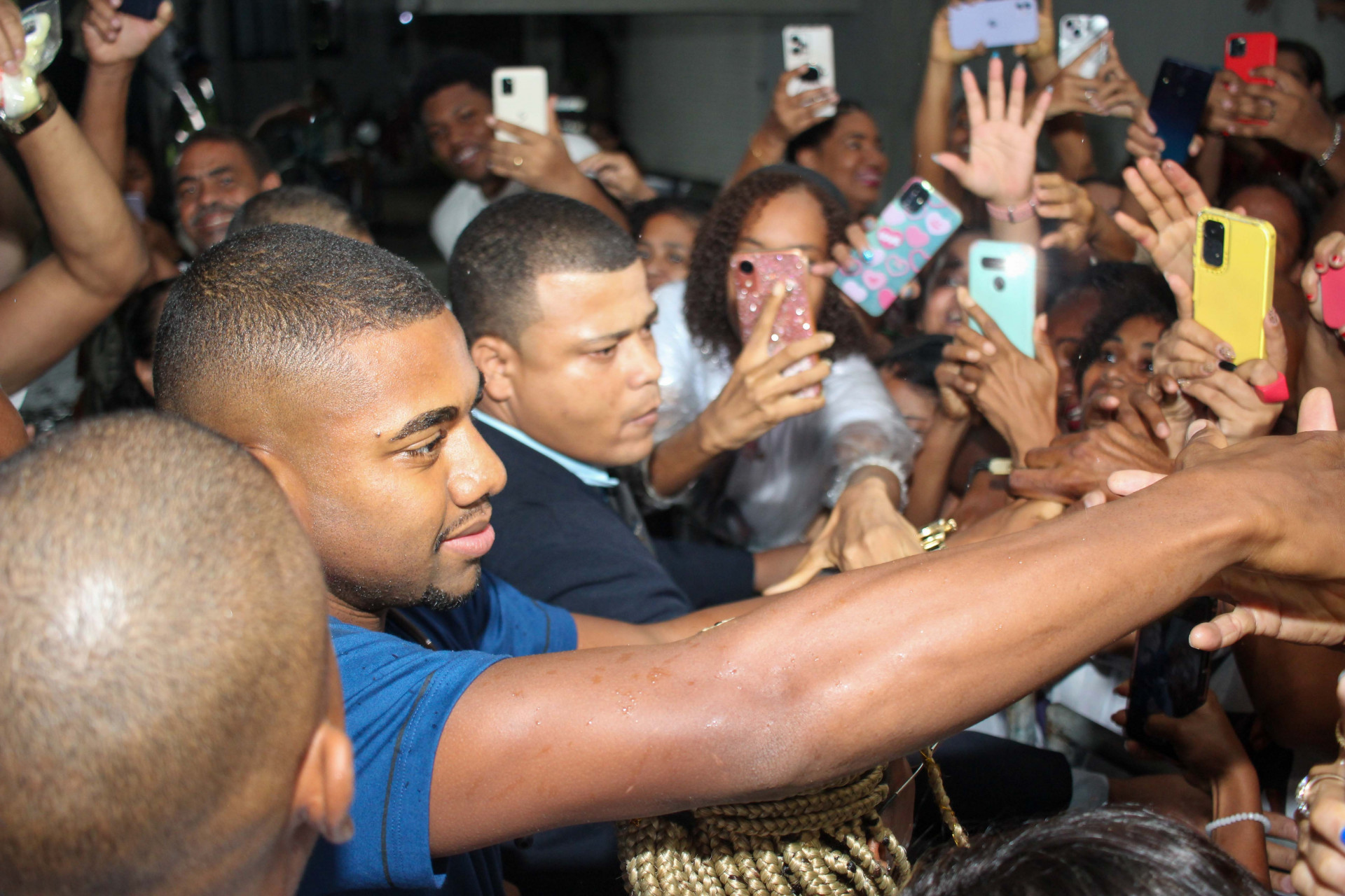 Davi Brito desembarca no aeroporto de Salvador e fala com os fãs - Vitor Santos / Agnews