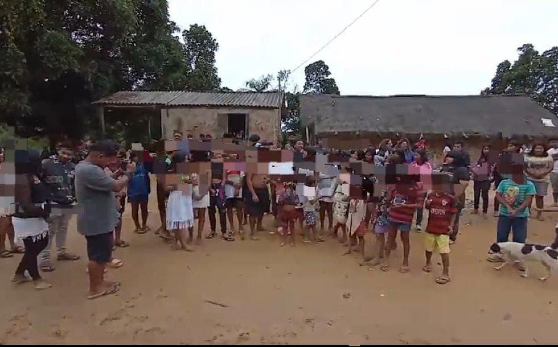 No protesto crianças da aldeia Sapukai em um só coro pediam 
