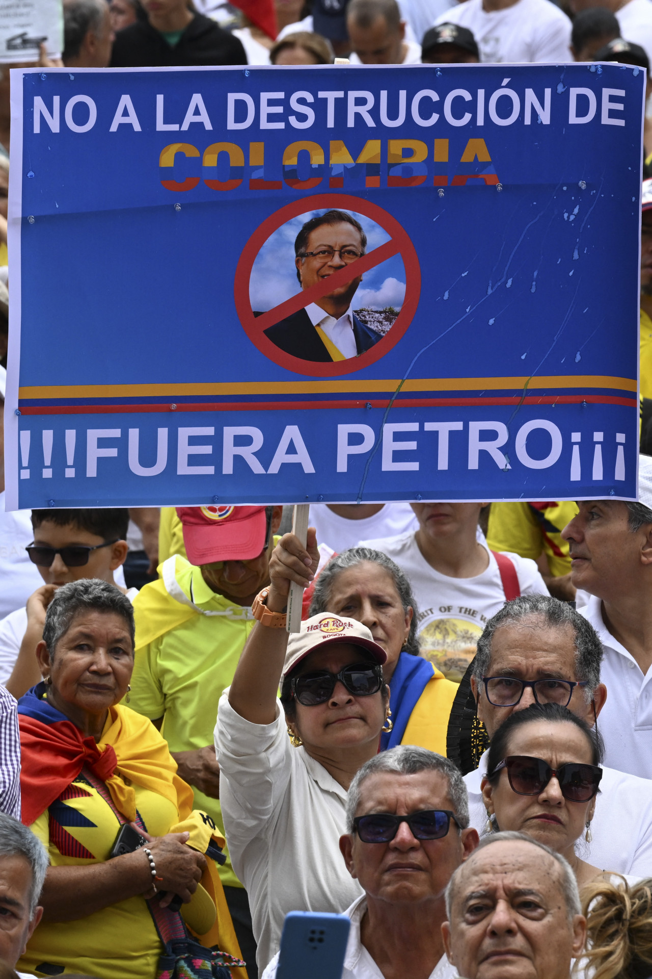 Um manifestante segura uma placa que diz 'Não à destruição da Colômbia. Petro fora' - AFP