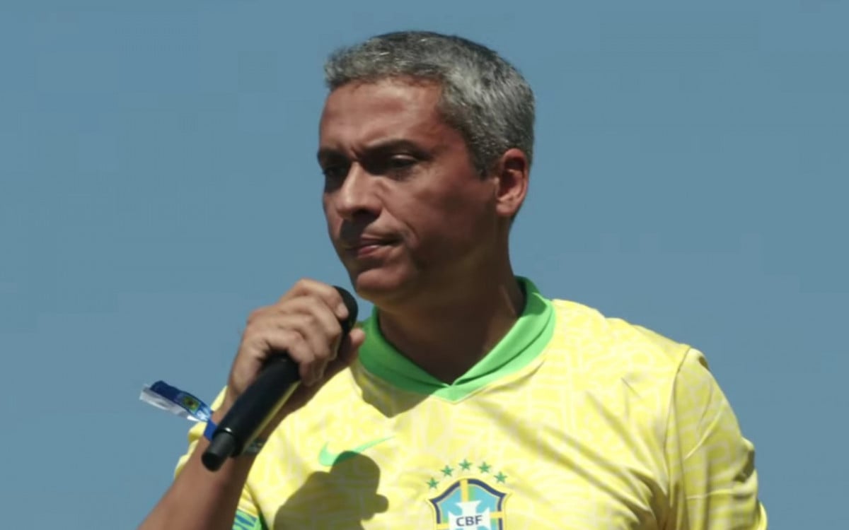 Gayer during a speech to Elon Musk at a pro-Bolsonaro event in Copacabana this Sunday (21)