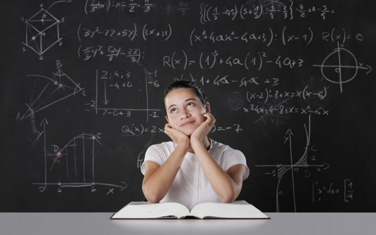 Ansiedade e medo de cálculos afetam o aprendizado dos estudantes (Imagem: Stokkete | Shutterstock) 