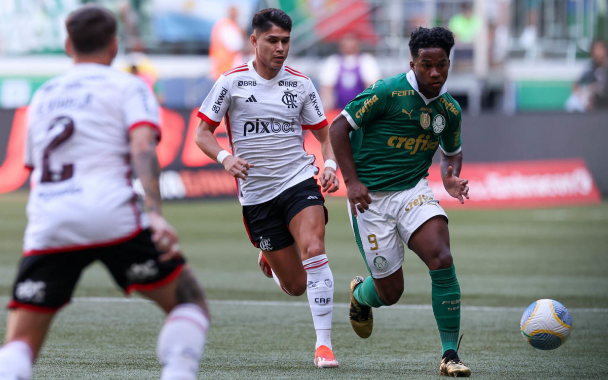 Luiz Araújo tenta ajuda Varela na marcação de Endrick, em Palmeiras x Flamengo, no Allianz Parque - Cesar Greco/Palmeiras