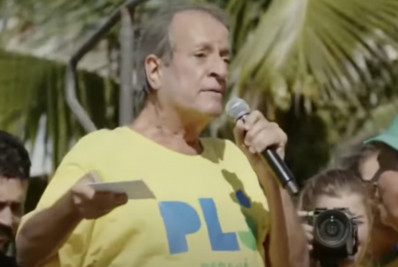 Ato em Copacabana começa com discurso de Valdemar, vaia a Romário e ‘pancadão da liberdade’