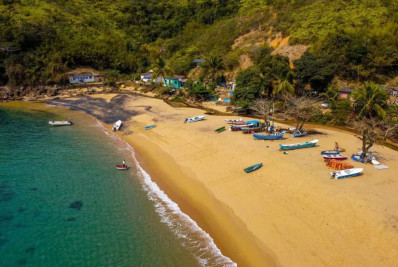 Turista de Guarulhos morre após barco de pesca virar em Ilhabela; há dois desaparecidos