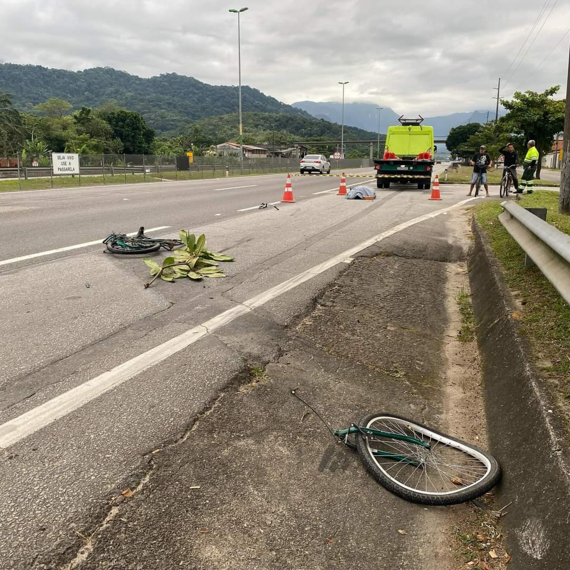 A bicicleta partiu em duas devido ao impacto da batida